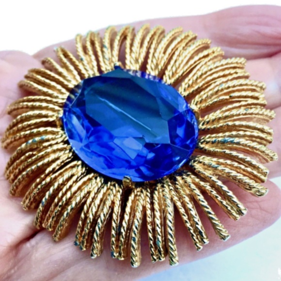 Vintage CZECH ESTATE BROOCH Huge Oval Faux Sapphire Gold Tone Pin High End - Picture 2 of 5